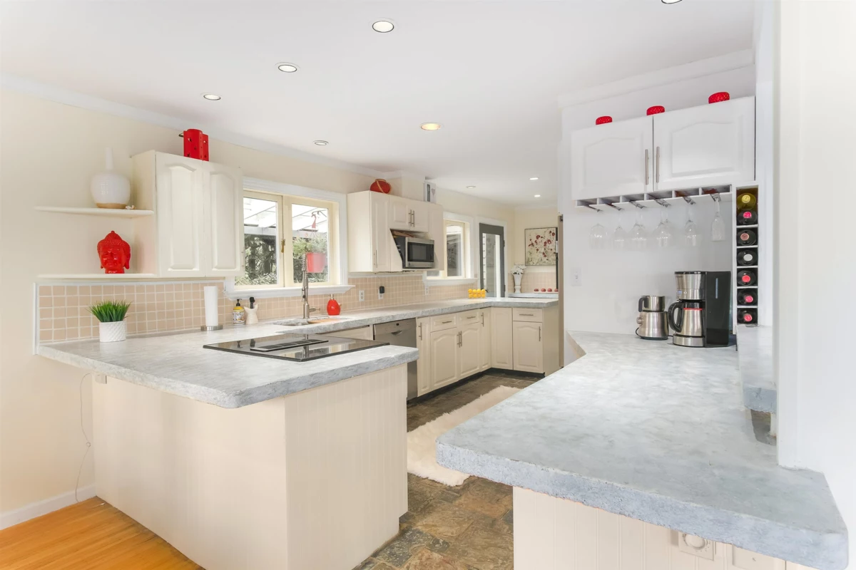 Kitchen Island Photo of 20 Oceanview Road, Lions Bay, BC