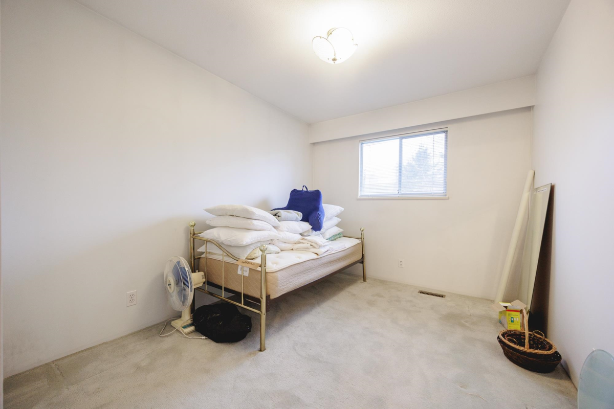 Entry Foyer Photo of 9437 151 Street, Surrey, BC