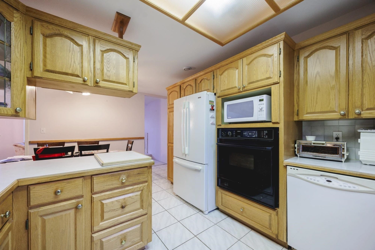 Kitchen Island Photo of 9437 151 Street, Surrey, BC
