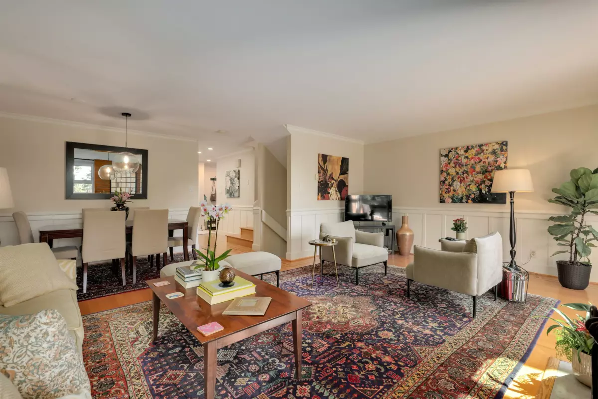 Kitchen Island Photo of 4035 Springtree Drive, Vancouver, BC