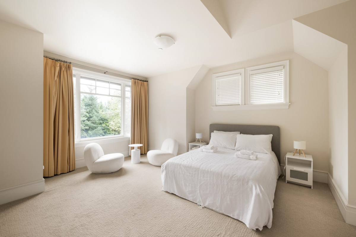 Entry Foyer Photo of 920 Pyrford Road, West Vancouver, BC