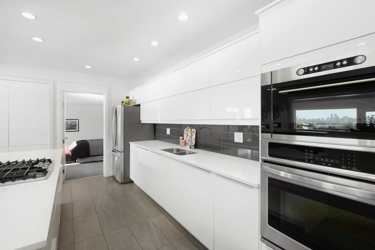 Kitchen Island Photo of 1095 W Keith Road, North Vancouver, BC