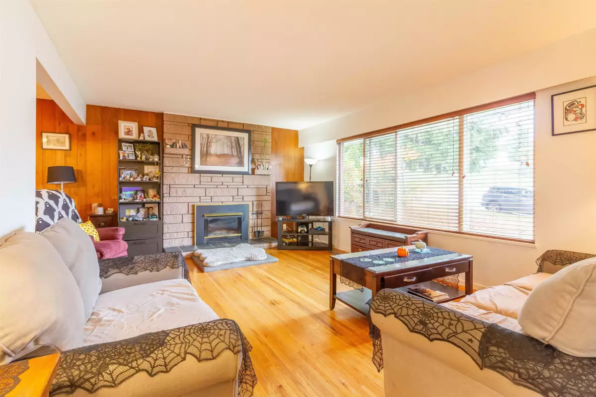 Living Room Photo of 406 Schoolhouse Street, Coquitlam, BC
