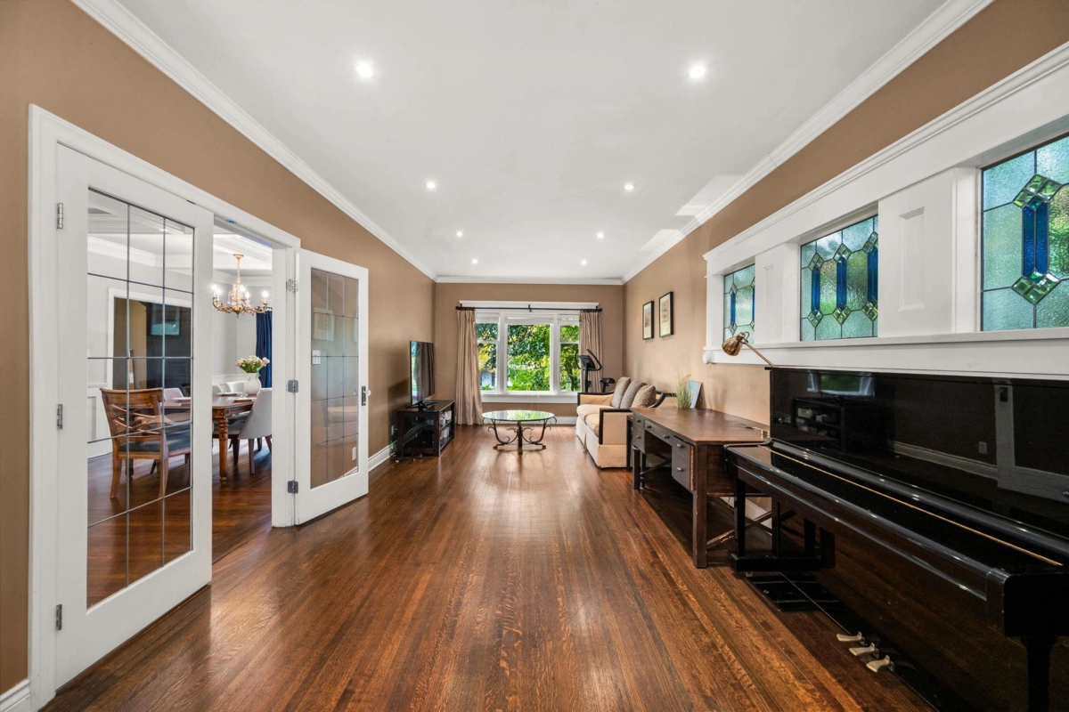 Kitchen Island Photo of 6050 Athlone Street, Vancouver, BC