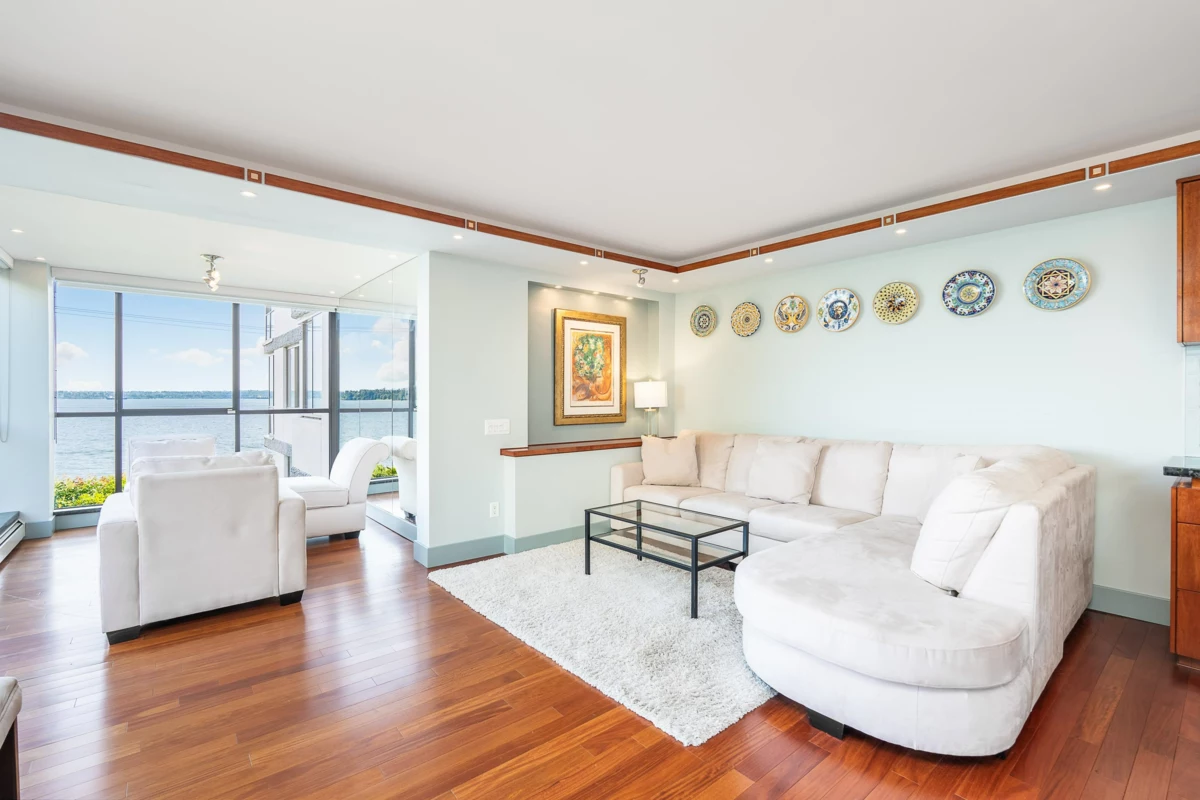 Kitchen Photo of 103 2108 Argyle Avenue, West Vancouver, BC