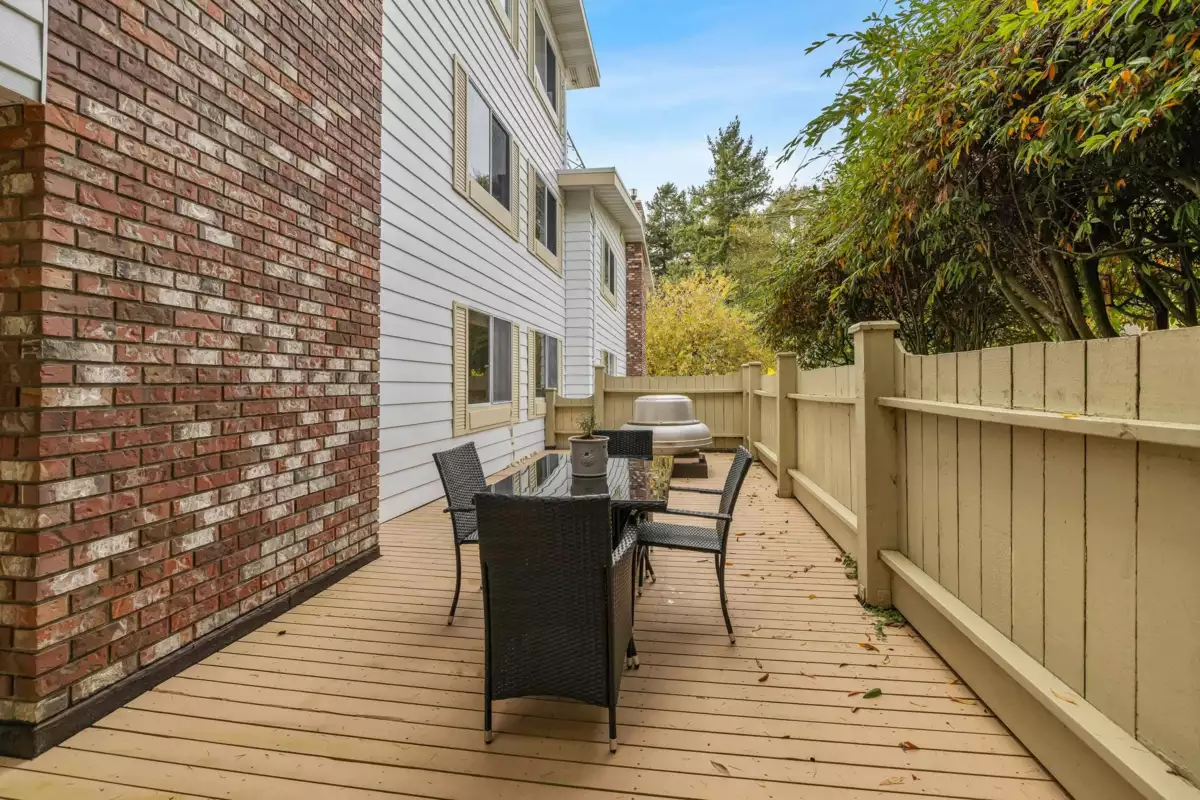 Entry Foyer Photo of 206 15010 Roper Avenue, White Rock, BC