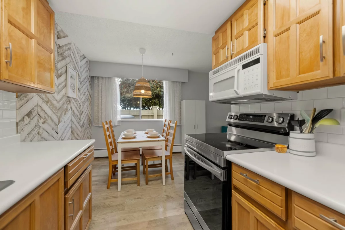 Walk-In Closet Photo of 206 15010 Roper Avenue, White Rock, BC