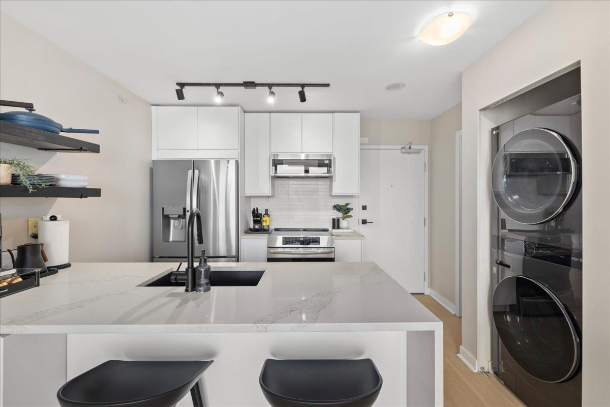 Kitchen Island Photo of 2308 928 Homer Street, Vancouver, BC