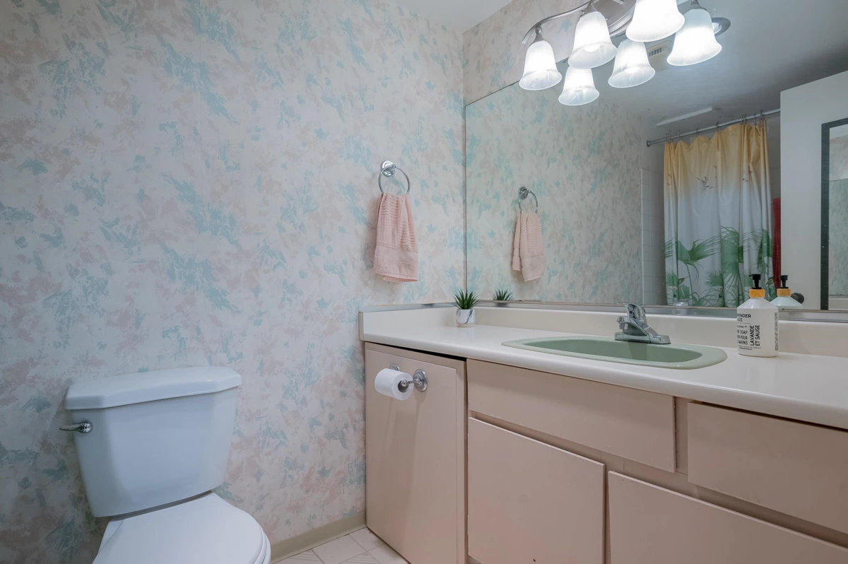 Hallway Photo of 218 15020 North Bluff Road, White Rock, BC