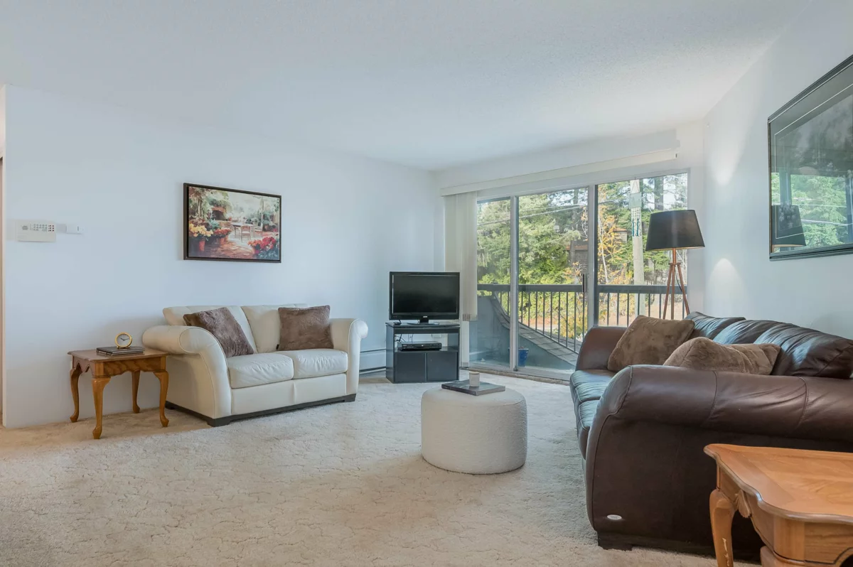 Kitchen Island Photo of 218 15020 North Bluff Road, White Rock, BC