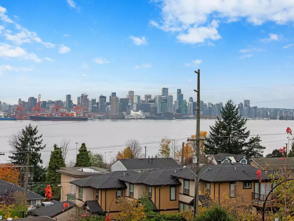 Entry Foyer Photo of 5 528 E 2nd Street, North Vancouver, BC