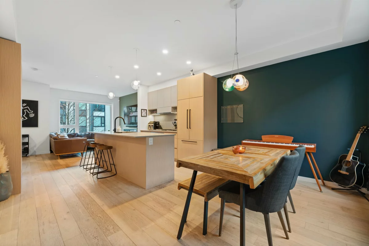 Exterior Front Photo of 5 528 E 2nd Street, North Vancouver, BC