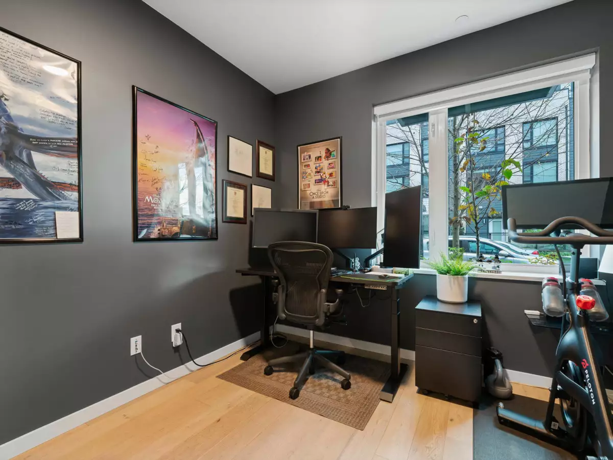 Front Yard Photo of 5 528 E 2nd Street, North Vancouver, BC