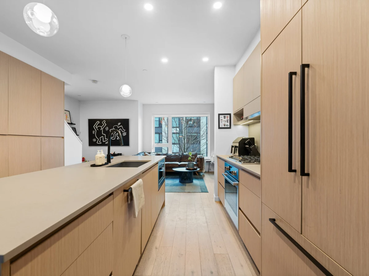 Kitchen Island Photo of 5 528 E 2nd Street, North Vancouver, BC