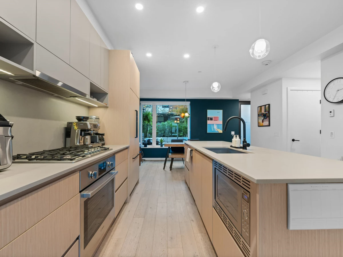 Living Room Photo of 5 528 E 2nd Street, North Vancouver, BC