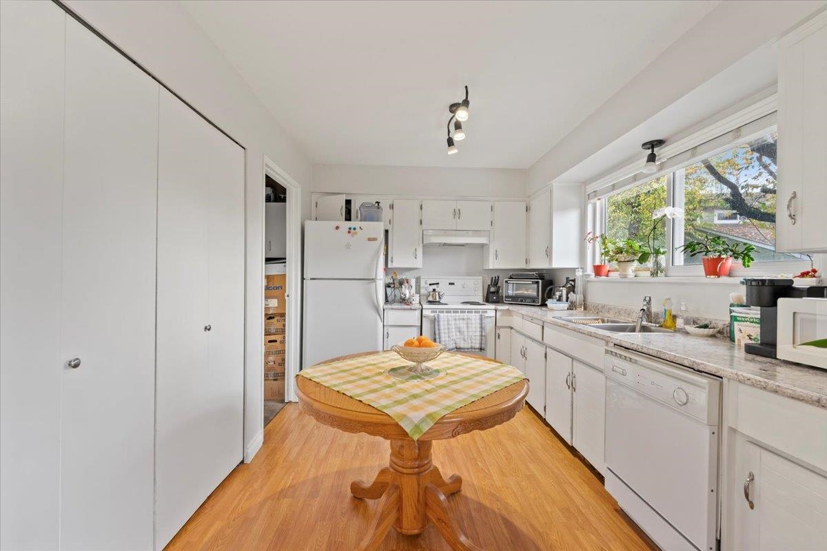 Entry Foyer Photo of 19412 62 Avenue, Surrey, BC