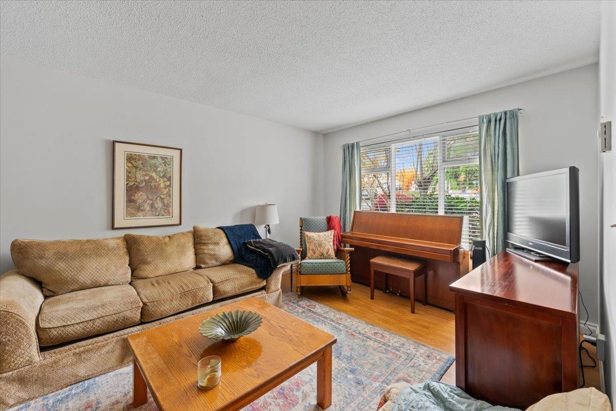 Kitchen Island Photo of 19412 62 Avenue, Surrey, BC