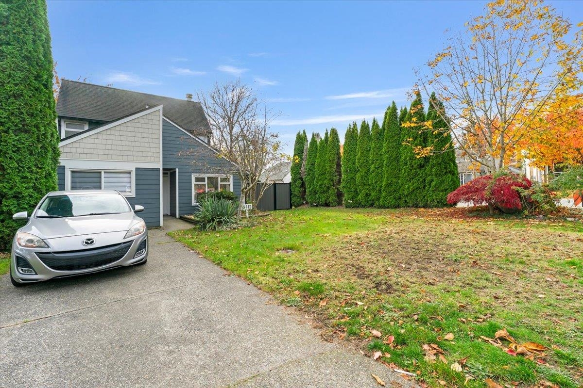 Living Room Photo of 19412 62 Avenue, Surrey, BC