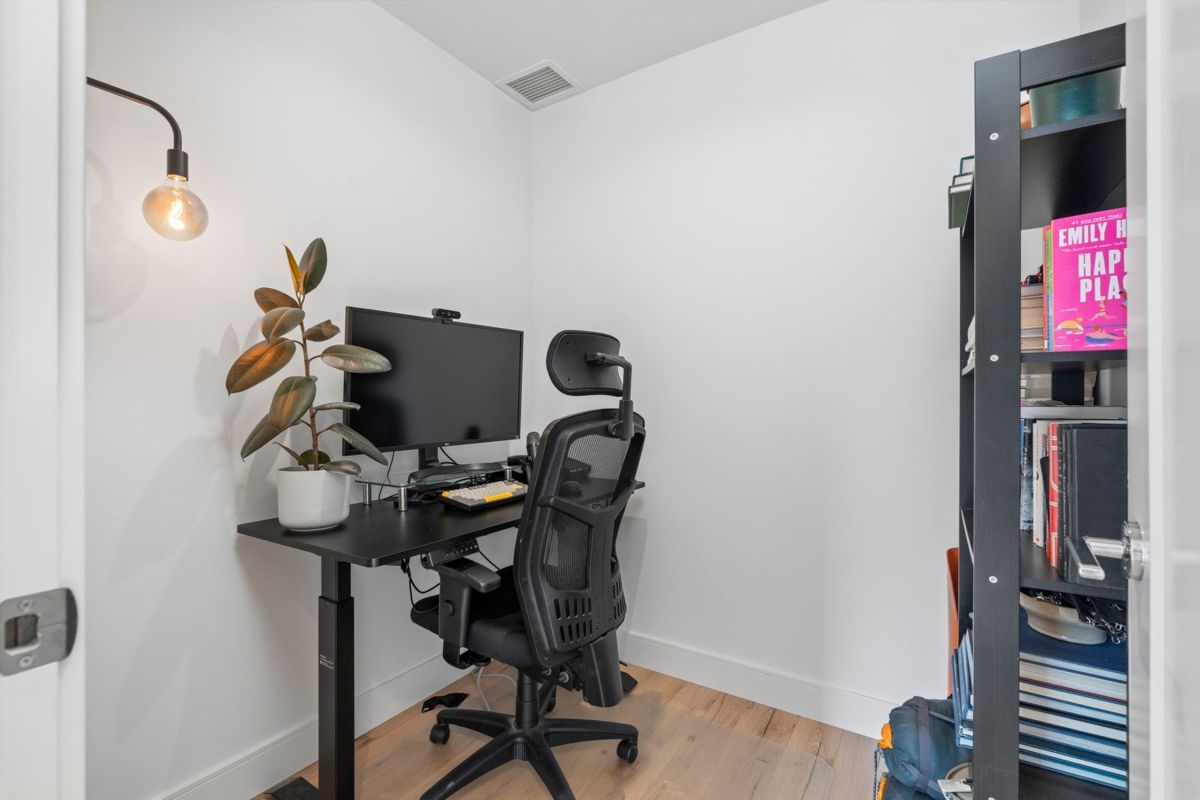 Basement Recreation Room Photo of 527 3131 Murray Street, Port Moody, BC