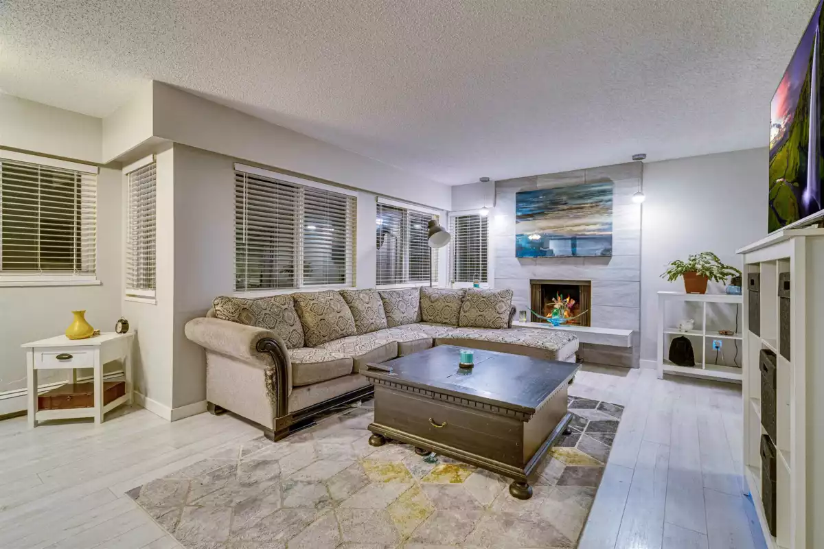 Kitchen Island Photo of 207 1381 Martin Street, White Rock, BC