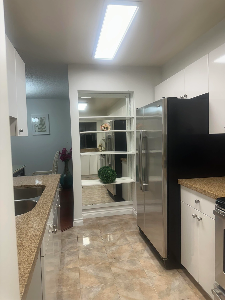 Family Room Photo of 207 1080 Broughton Street, Vancouver, BC