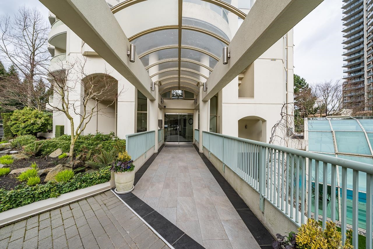 Kitchen Photo of 2302 6188 Patterson Avenue, Burnaby, BC