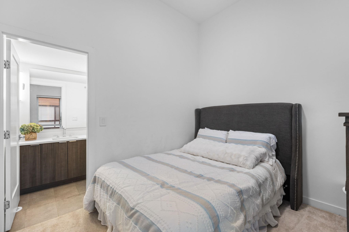 Entry Foyer Photo of 18 19789 55 Avenue, Langley, BC