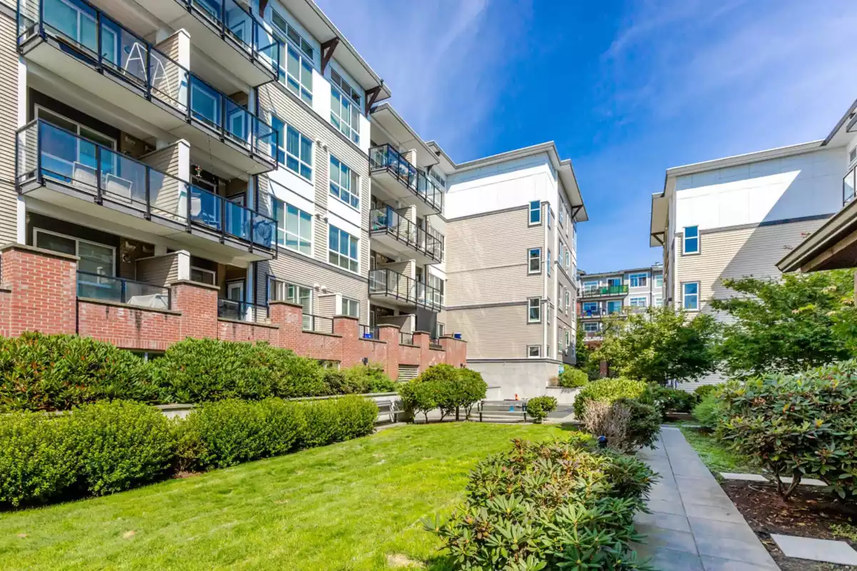 Front Yard Photo of 213 6468 195a Street, Surrey, BC