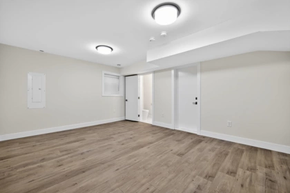 Guest Bathroom Photo of 17126 1 Avenue, Surrey, BC