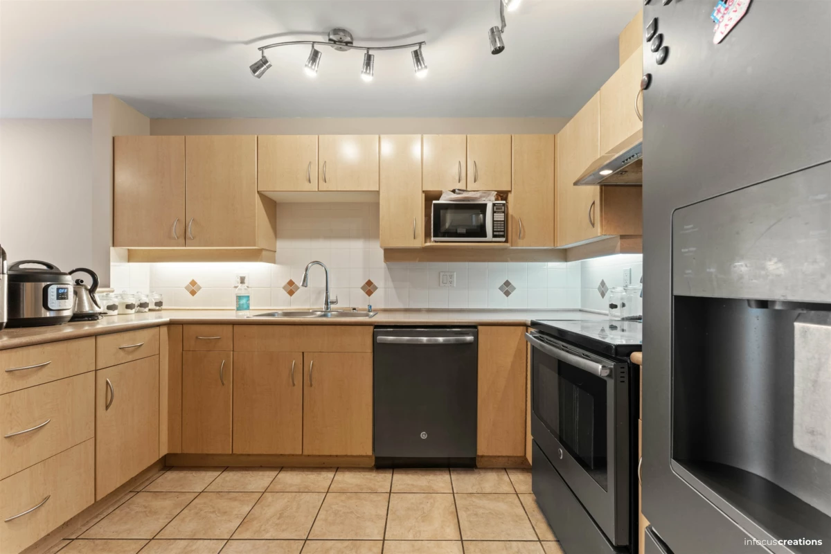 Kitchen Island Photo of 48 13918 58 Avenue, Surrey, BC