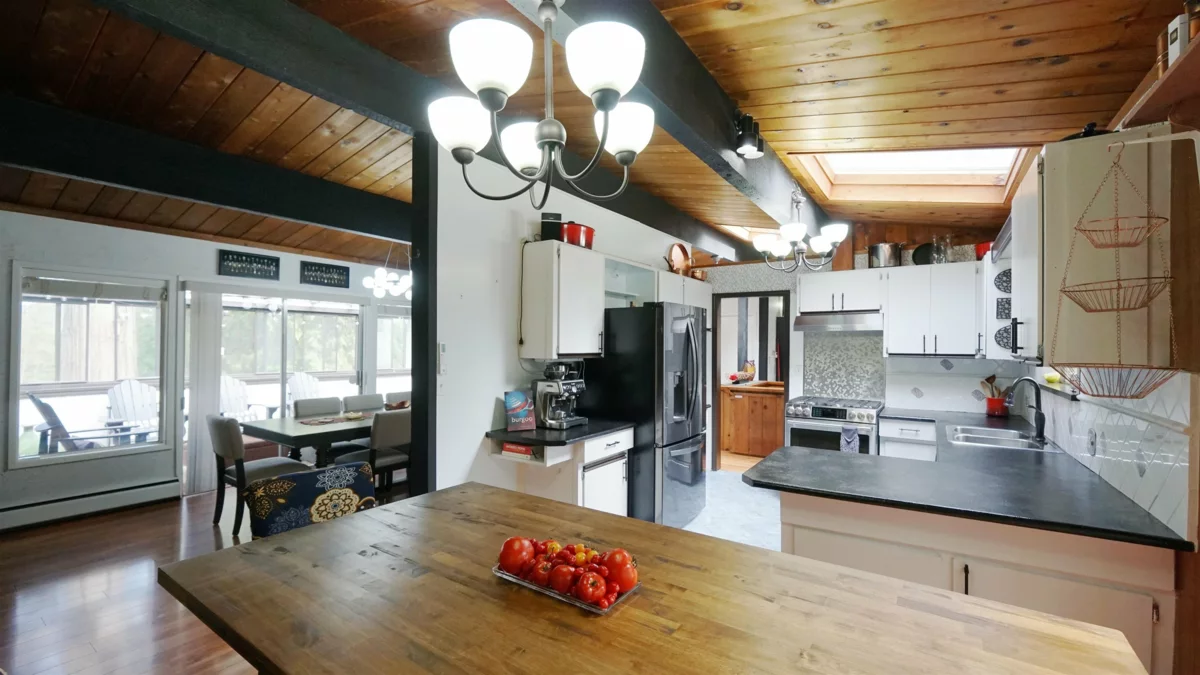 Kitchen Island Photo of 25855 112 Avenue, Maple Ridge, BC