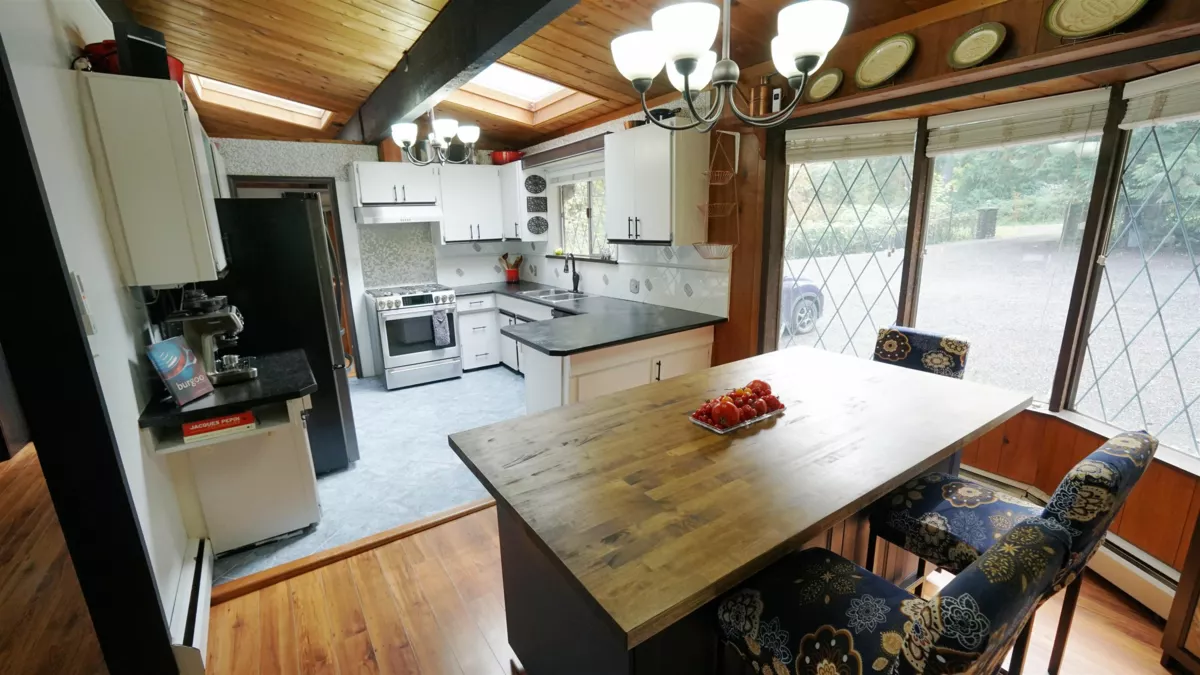 Kitchen Photo of 25855 112 Avenue, Maple Ridge, BC