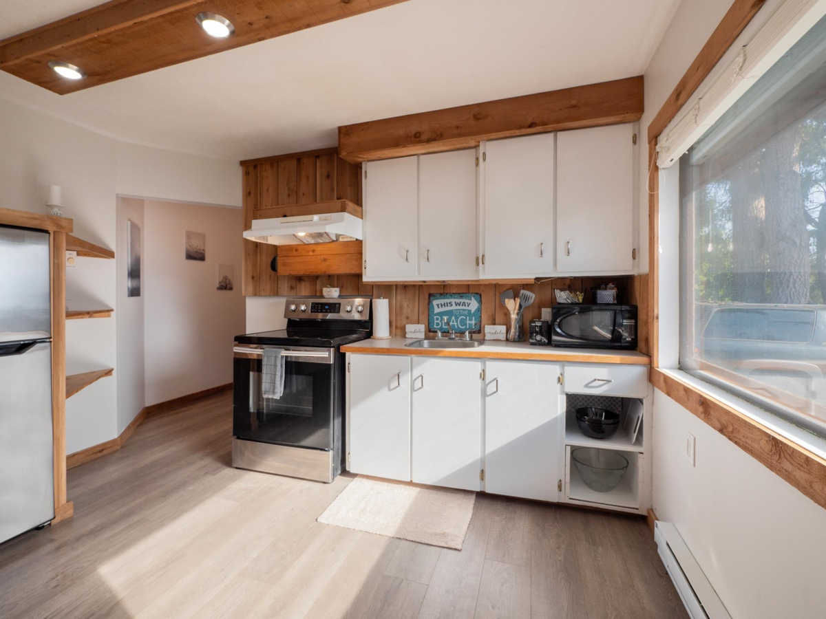 Breakfast Nook Photo of 716/718 Hillcrest Road, Gibsons, BC