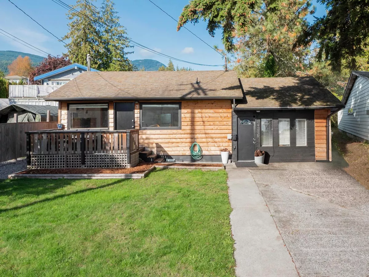 Family Room Photo of 716/718 Hillcrest Road, Gibsons, BC