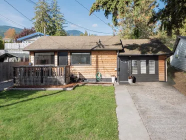 716/718 Hillcrest Road, Gibsons, BC, Gibsons — Single Family Residence for sale