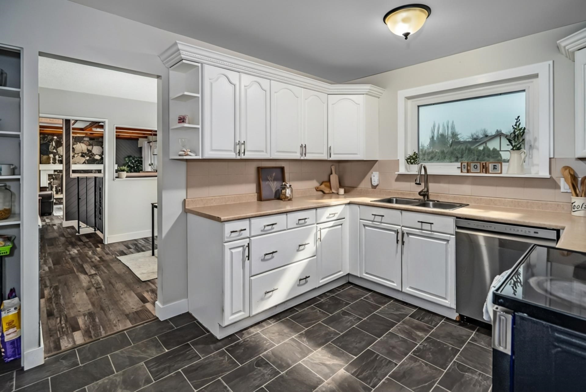 Guest Bathroom Photo of 20837 Stoney Avenue, Maple Ridge, BC