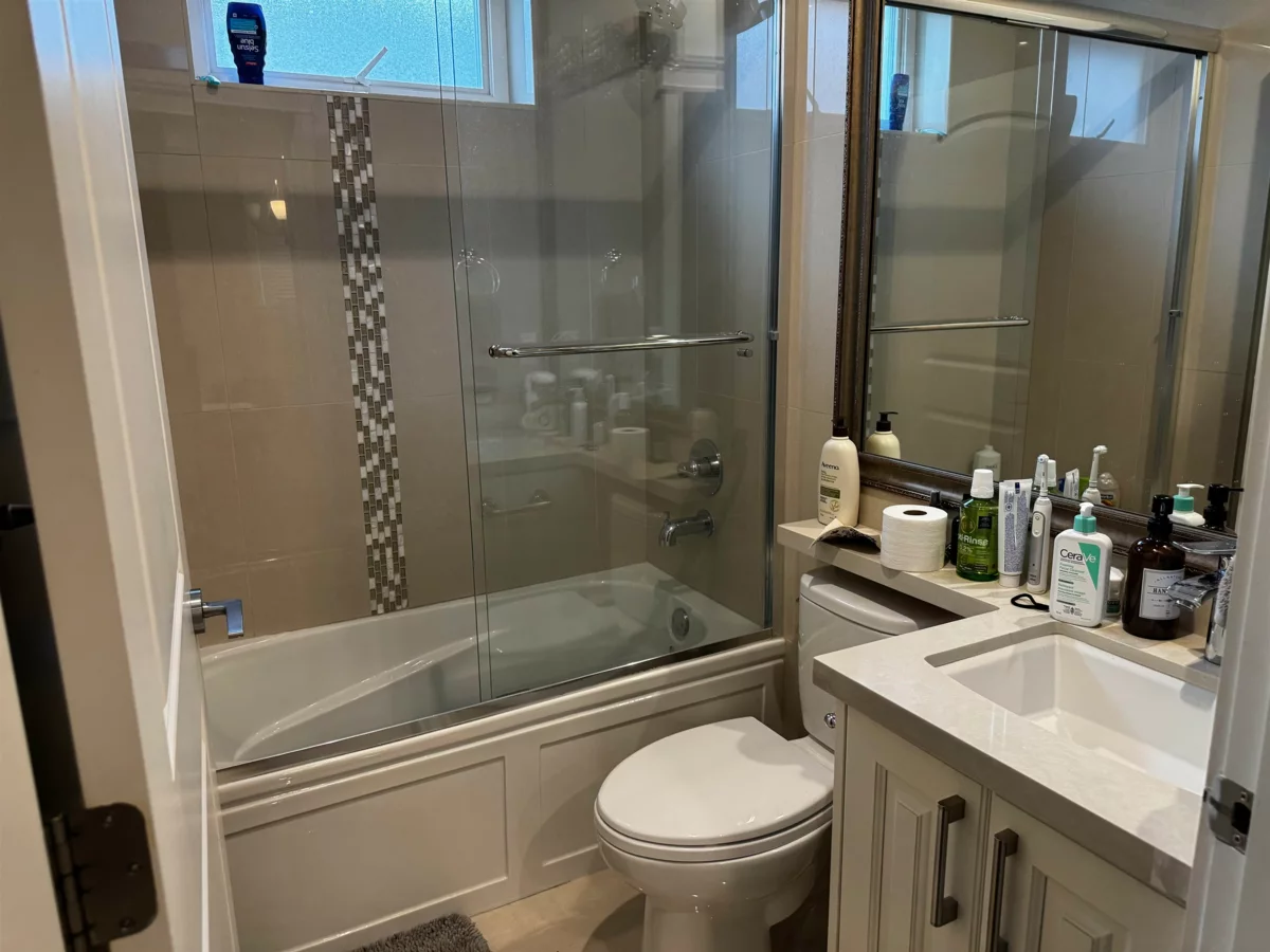 Powder Room Photo of 1865 E 37th Avenue, Vancouver, BC