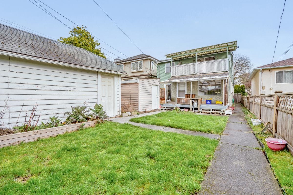 Entry Foyer Photo of 3555 Trafalgar Street, Vancouver, BC