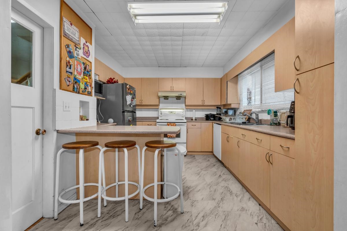 Kitchen Island Photo of 3555 Trafalgar Street, Vancouver, BC