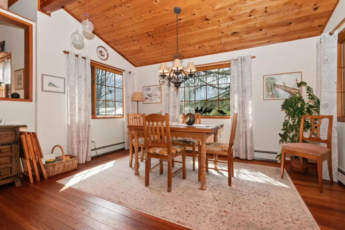 Laundry Room Photo of 9495 Ford Road, Rosedale, BC