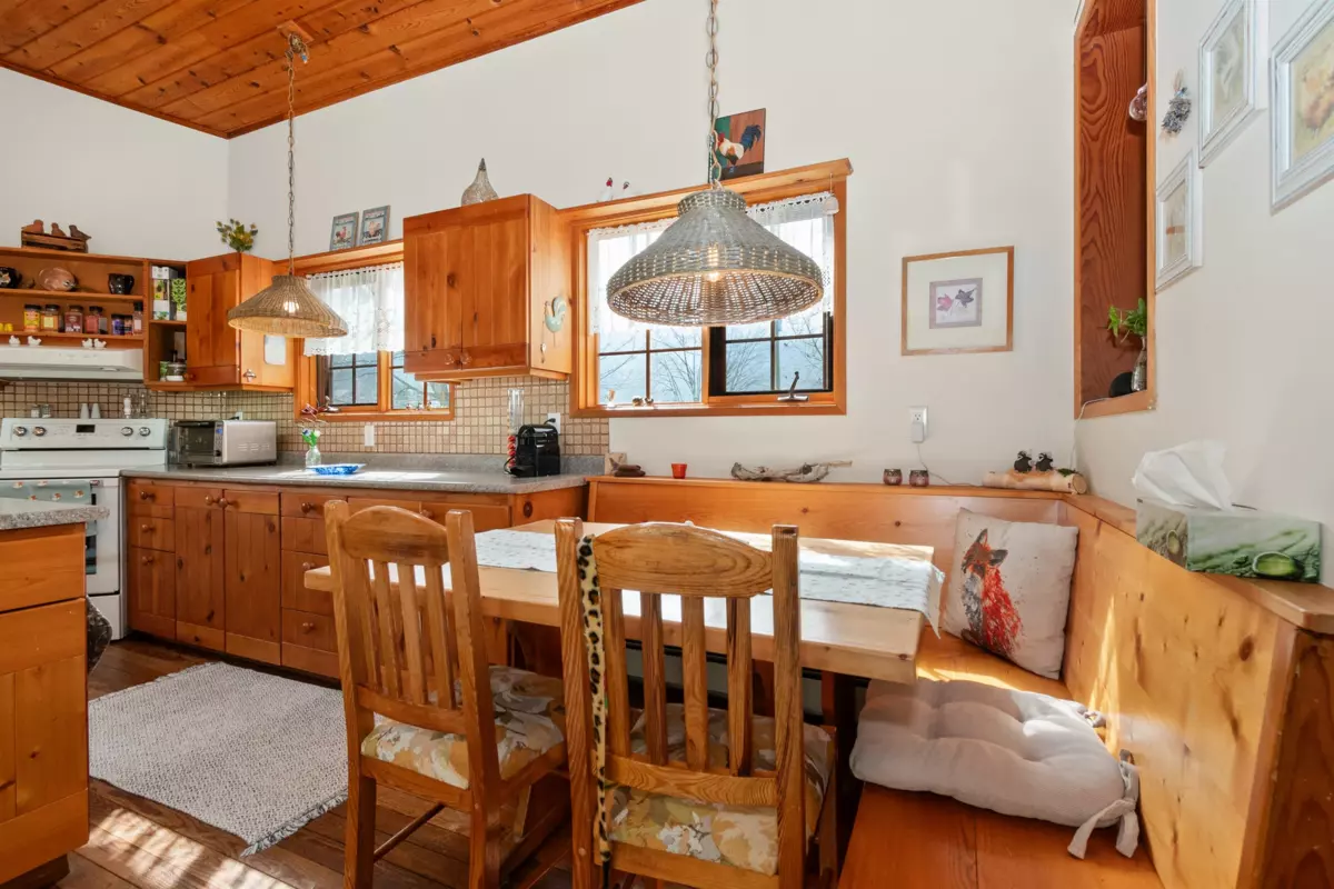 Staircase Photo of 9495 Ford Road, Rosedale, BC