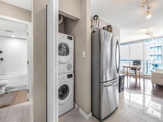 Primary Bathroom Photo of 3601 9981 Whalley Boulevard, Surrey, BC