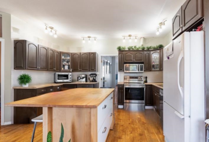 Kitchen Island Photo of 14092 86a Avenue, Surrey, BC