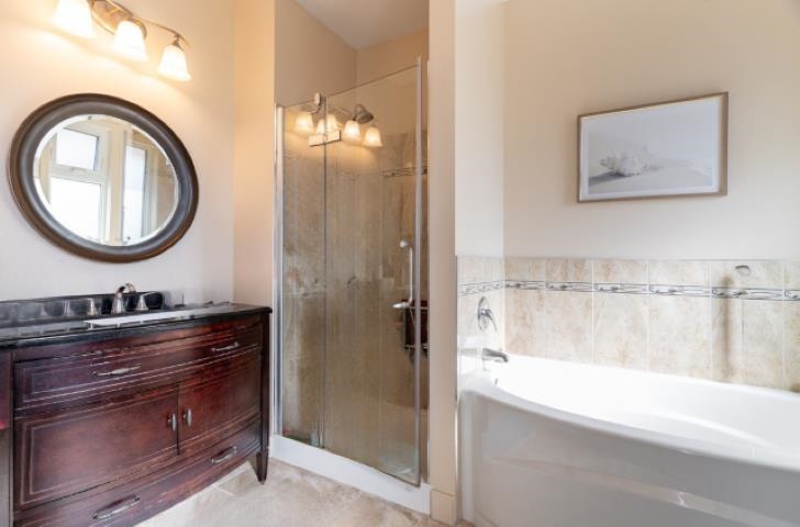 Primary Bathroom Photo of 14092 86a Avenue, Surrey, BC