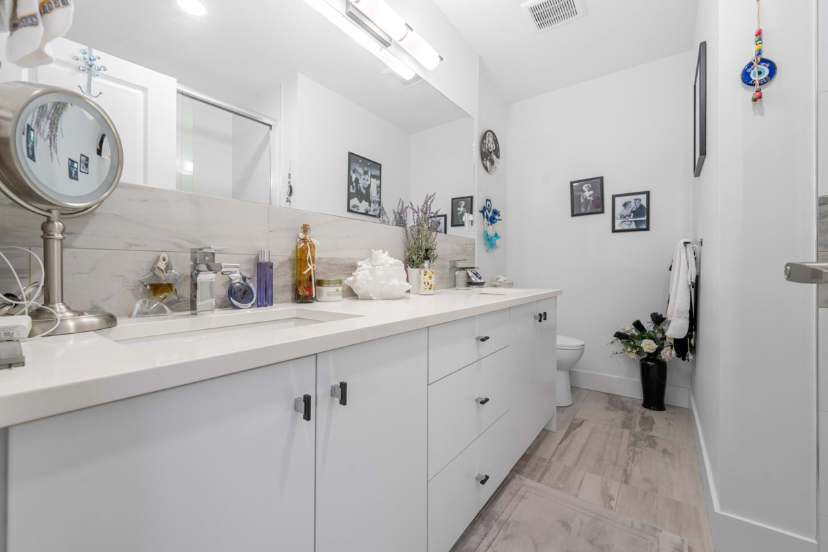 Hallway Photo of 37 24108 104 Avenue, Maple Ridge, BC