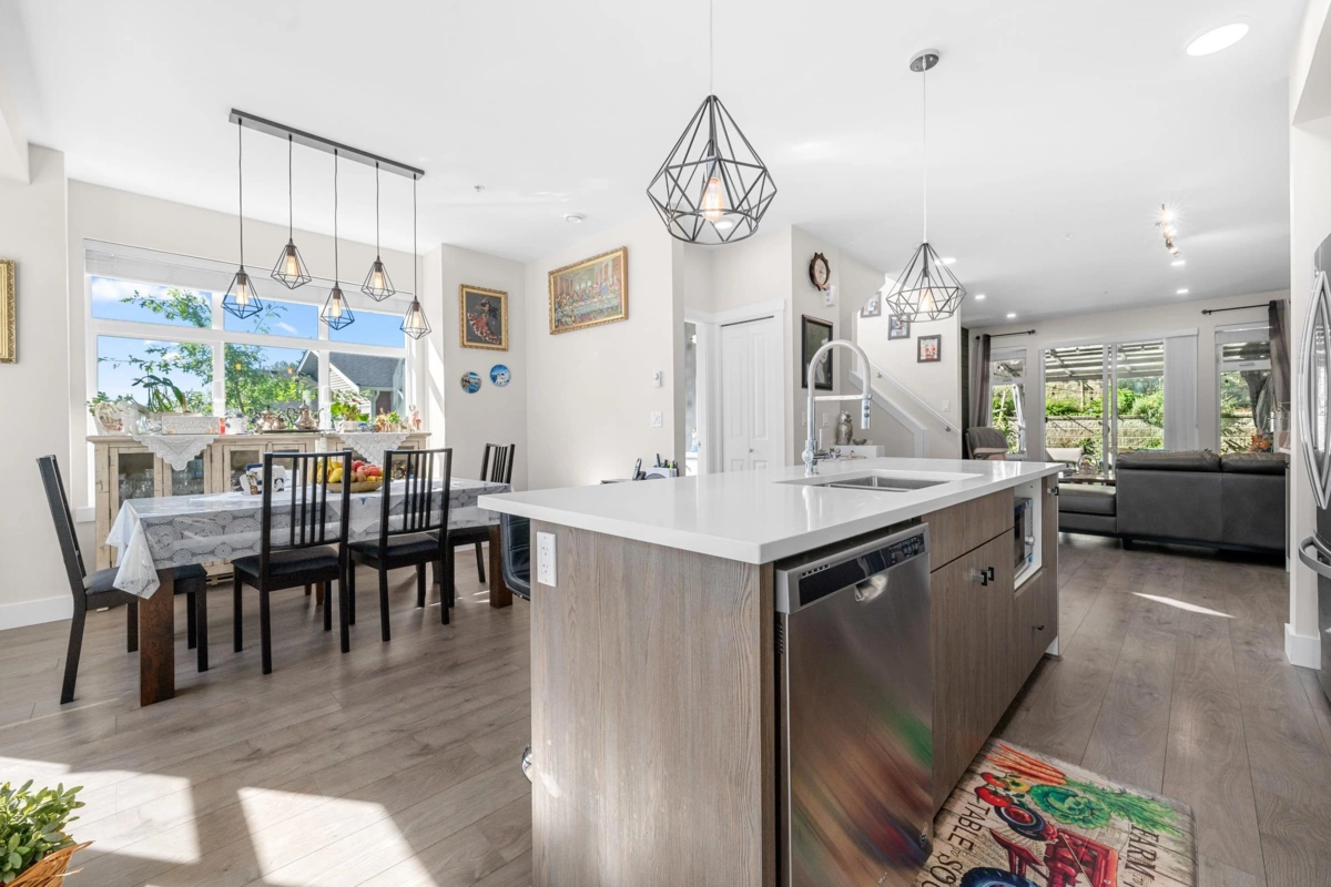 Kitchen Island Photo of 37 24108 104 Avenue, Maple Ridge, BC