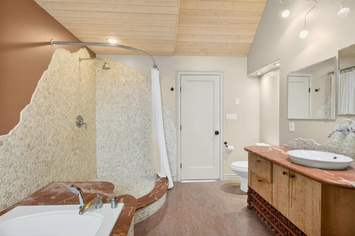 Swimming Pool Photo of 11520 Blundell Road, Richmond, BC