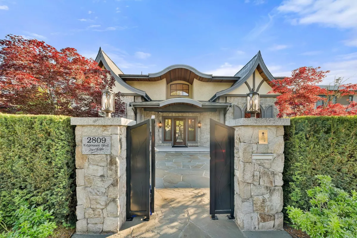 Garden / Landscaping Photo of 2809 Edgemont Boulevard, North Vancouver, BC