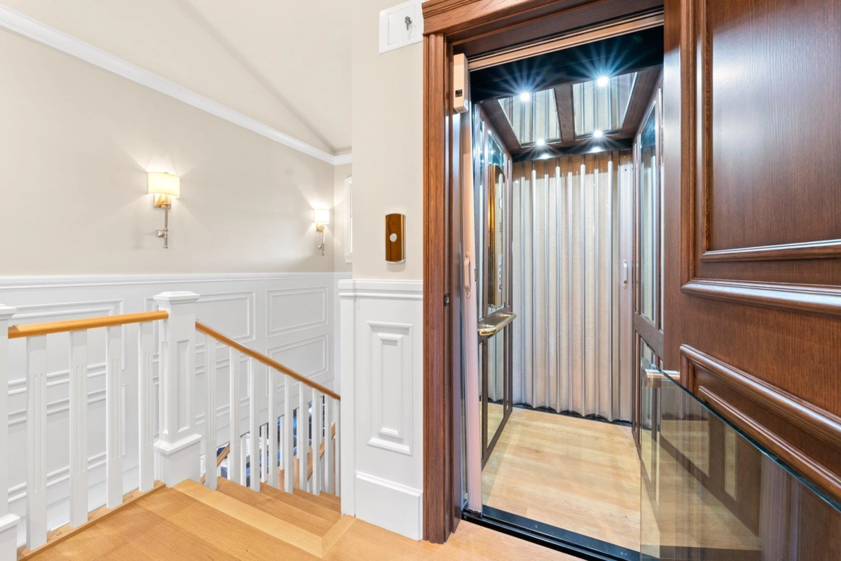 Kitchen Island Photo of 2809 Edgemont Boulevard, North Vancouver, BC