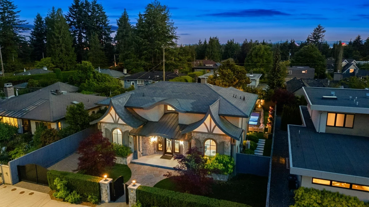 Staircase Photo of 2809 Edgemont Boulevard, North Vancouver, BC